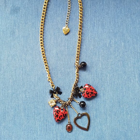 ❤️🕷️🖤Betsey Johnson Red & Black Heart Charm Spider Necklace - GPC🖤🕷️❤️ - Picture 2 of 9